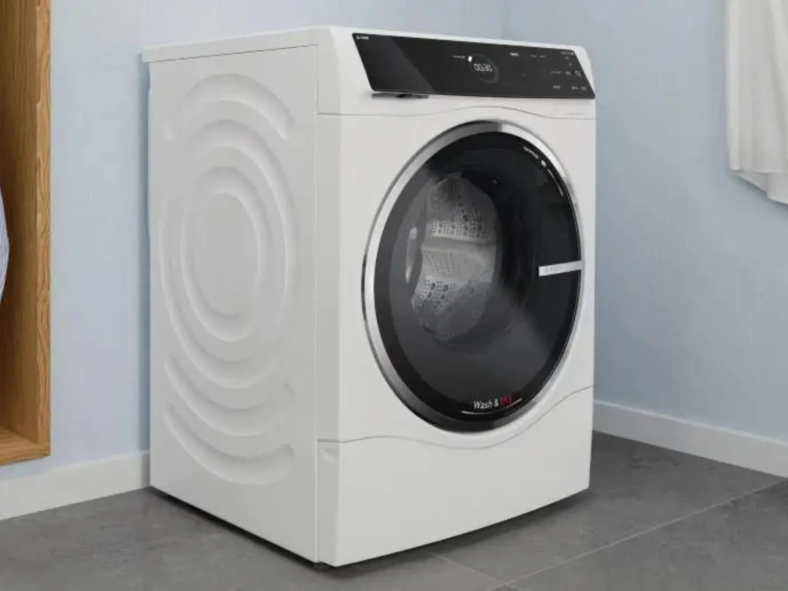 Man zittend op wasmachine in wasruimte met Blue Movement by Bosch branding.