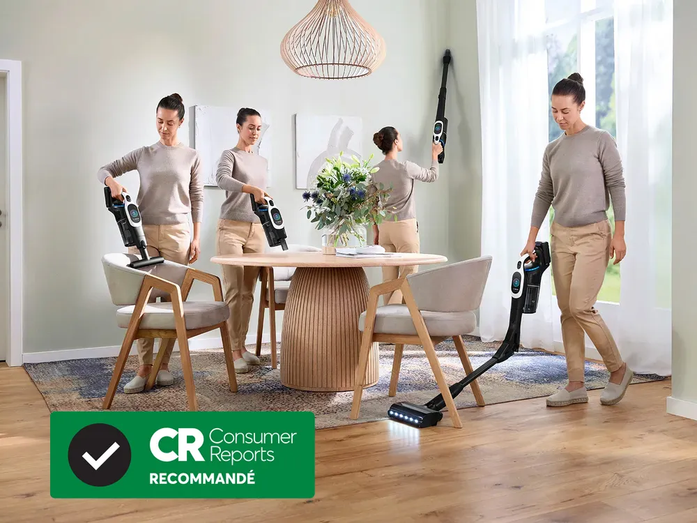 Badge «Recommandé par Consumer Reports» montrant une femme à différents endroits en train d'aspirer le désordre dans la salle à manger.