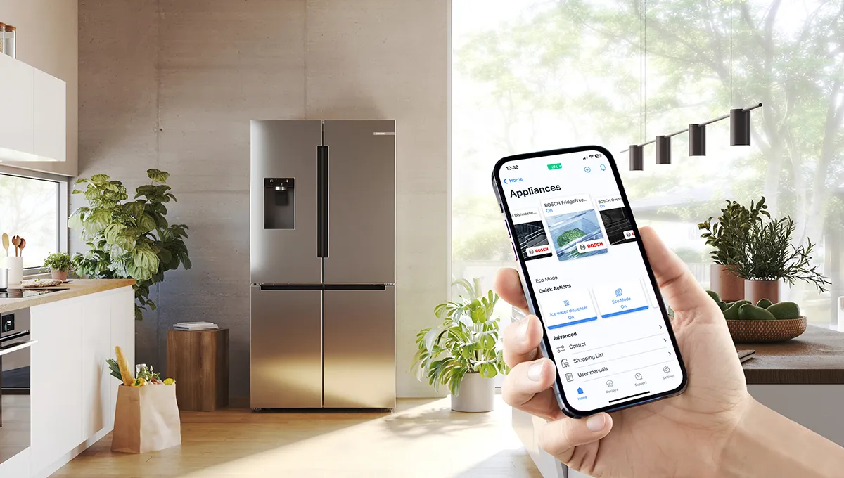 Μπροστινή άποψη ενός ψυγειοκαταψύκτη Multi Door με σύστημα γρήγορης παροχής πάγου/νερού μέσα σε μια κουζίνα, με ένα smartphone με την οθόνη του Home Connect σε πρώτο πλάνο.