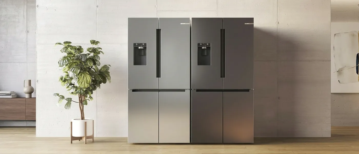 Σύγκριση των μοντέλων ψυγειοκαταψυκτών Multi Door με σύστημα γρήγορης παροχής πάγου/νερού σε brushed steel anti-fingerprint και brushed black steel anti-fingerprint.
