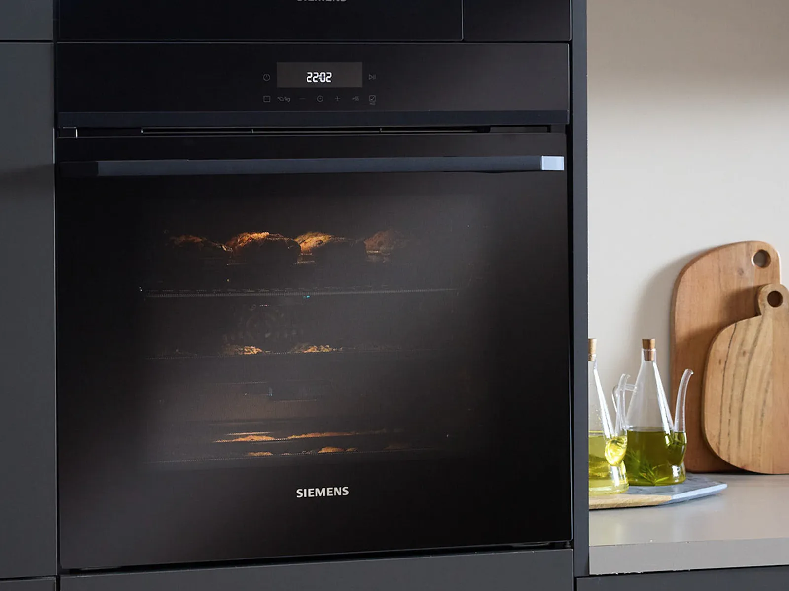 Siemens oven displaying freshly baked bread, enhancing a sleek kitchen aesthetic with modern elegance and efficiency.