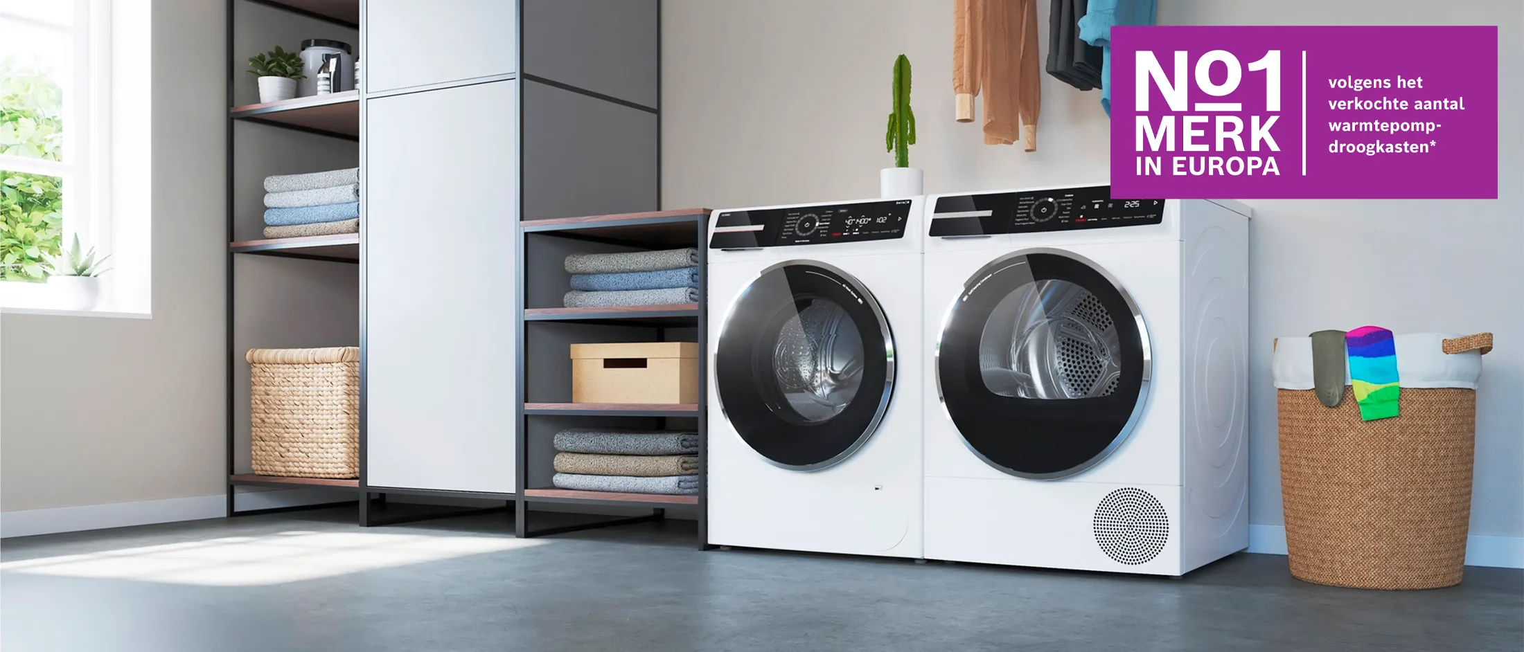 Bosch wasmachine en droogkast in een witte wasruimte.