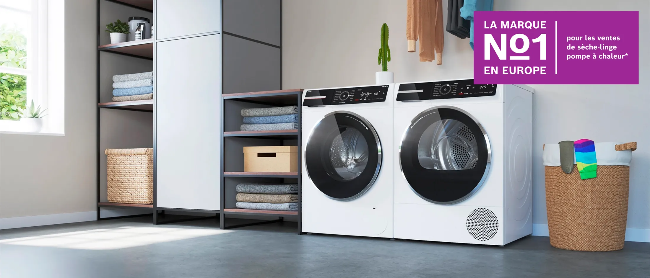 Lave-linge et sèche-linge Bosch dans une salle de lavage blanche.
