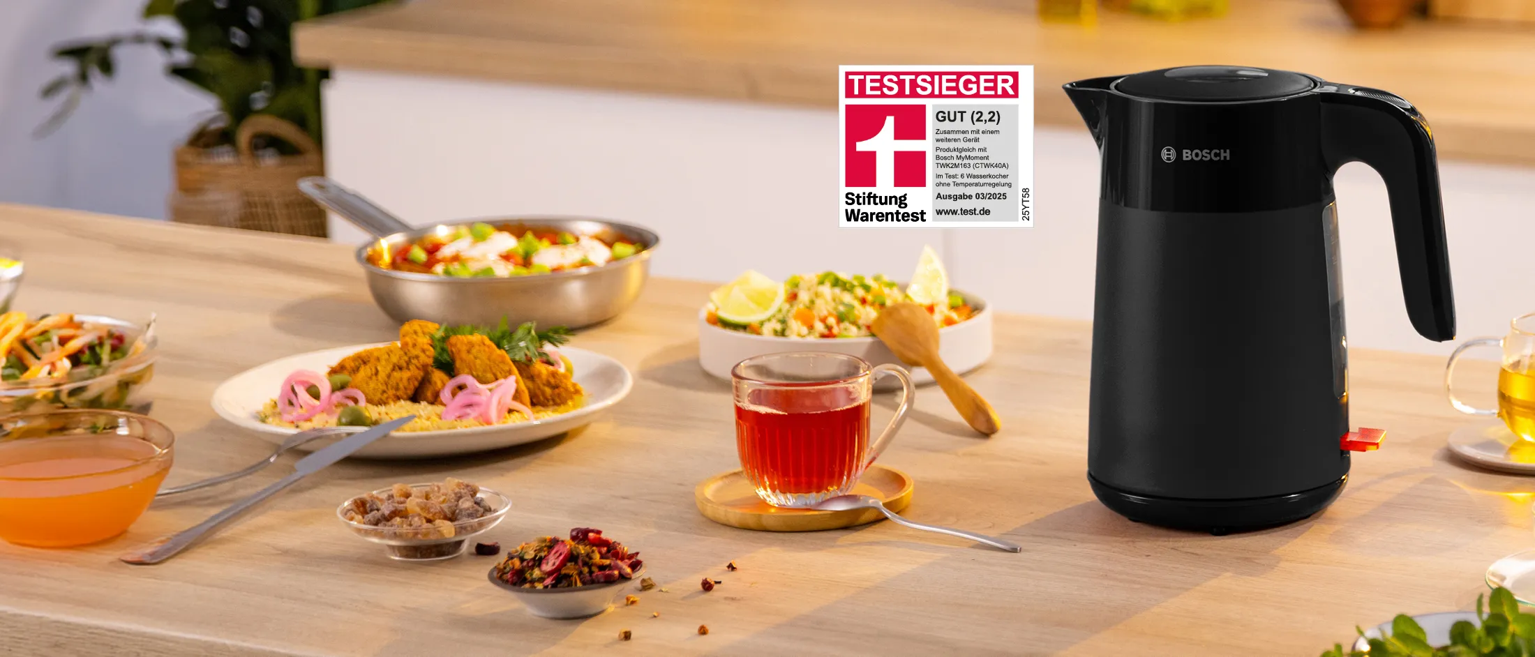 Bosch My Moment Wasserkocher in Schwarz – in einer Küche ausgestellt, ausgezeichnet als Testsieger Stiftung Warentest.