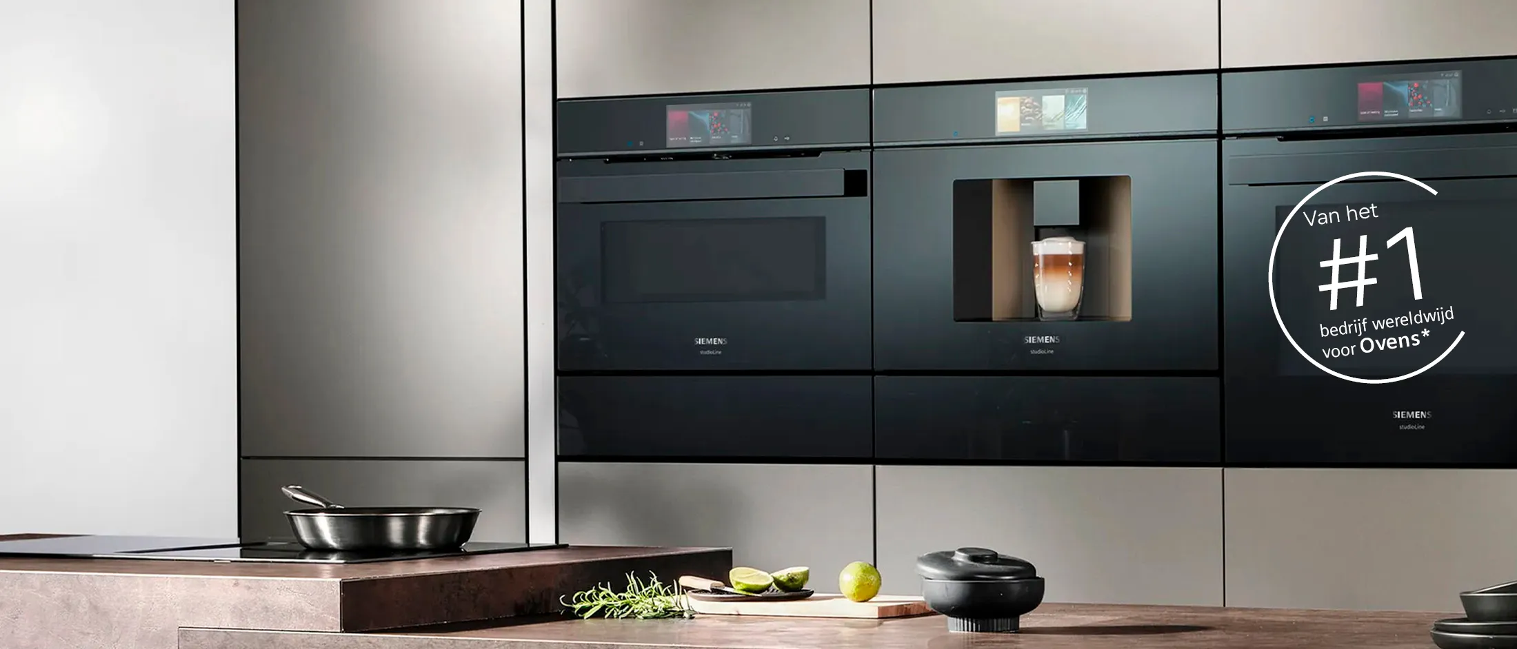 Zwarte ingebouwde Siemens-keukenapparaten, waaronder ovens en een koffiemachine, voor een moderne, naadloze kookervaring.