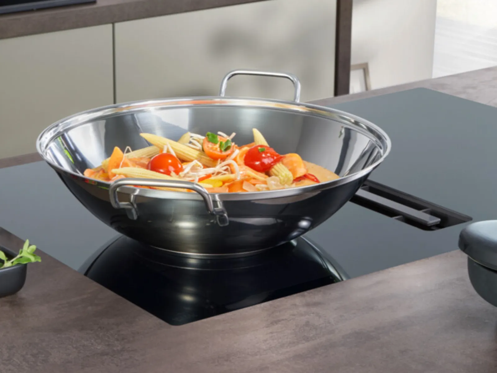 Wokade grönsaker i en wok på en modern köksbänk med minimalistisk inredning.