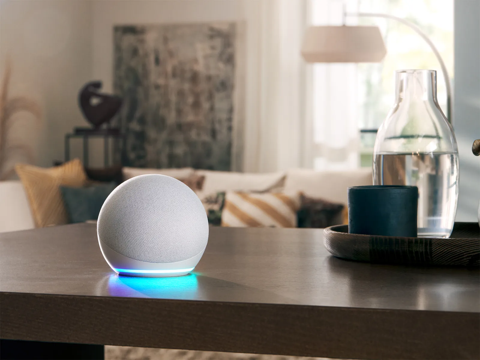 Assistente vocale intelligente Amazon Alexa sul piano di lavoro in legno di una cucina.