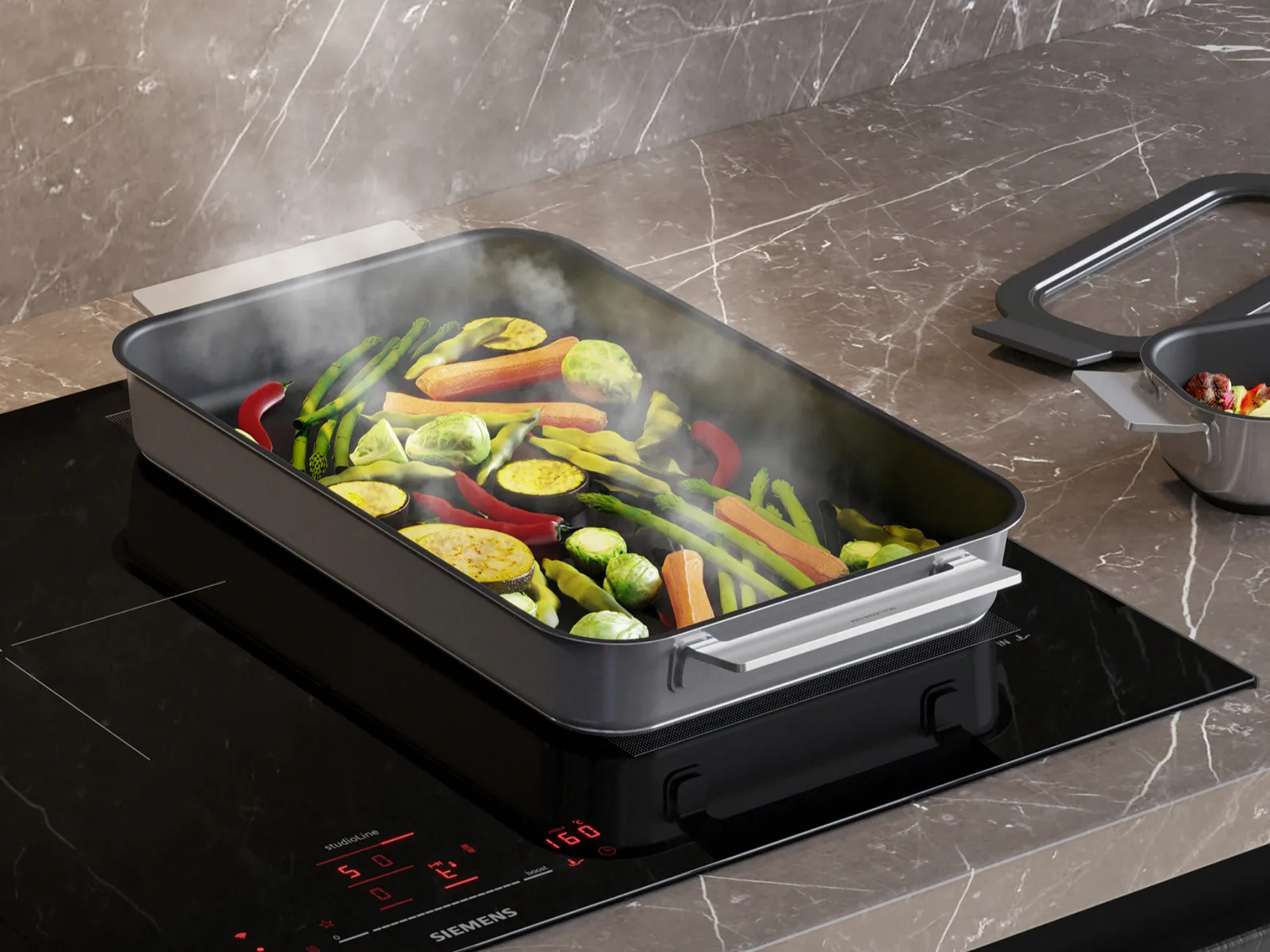 Teglia da forno con varie verdure su un piano cottura a induzione, pronta per la cottura.