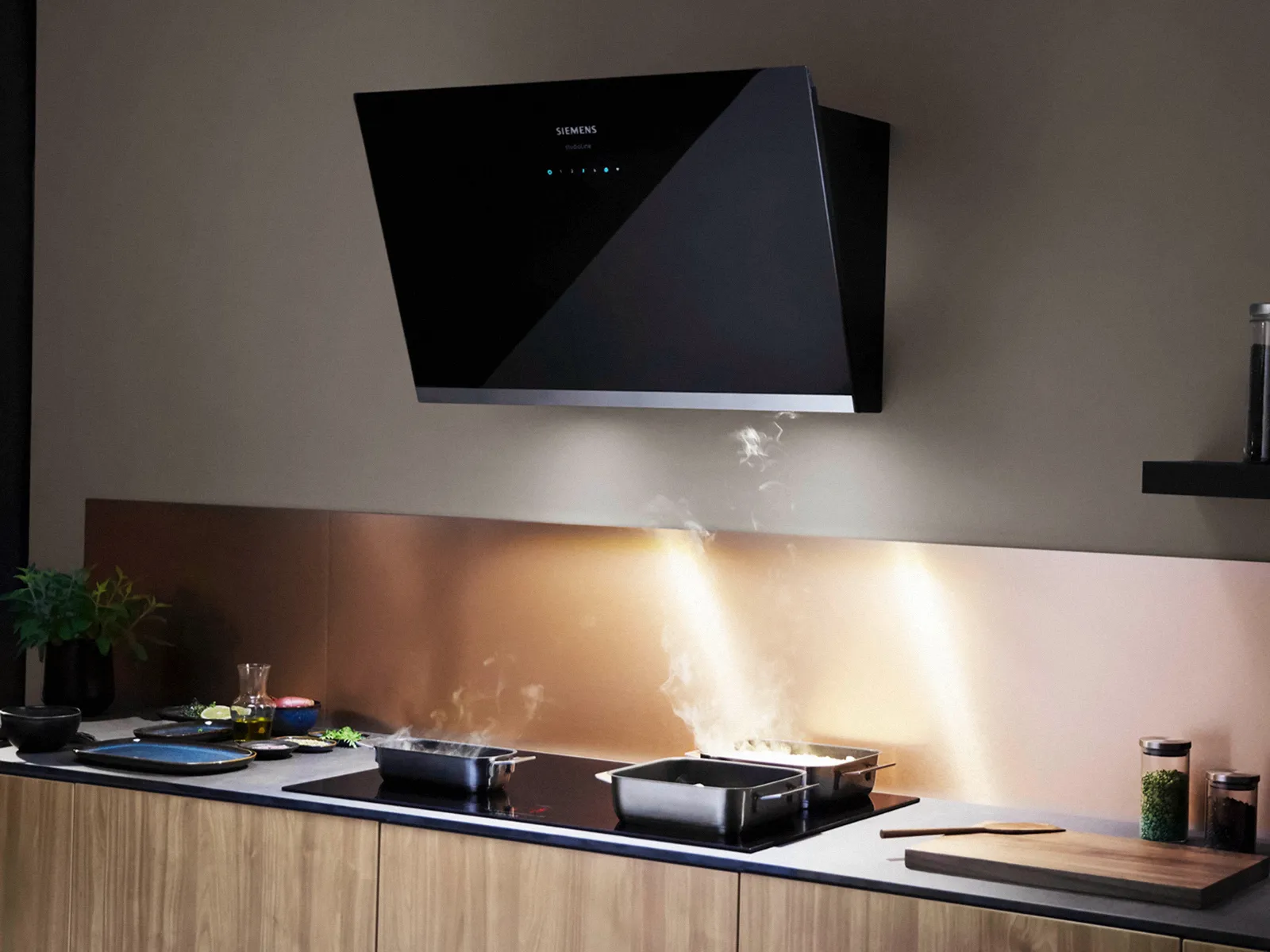 I sistemi di aspirazione intelligenti Siemens regolano automaticamente la potenza di estrazione in base al livello di calore del piano cottura.