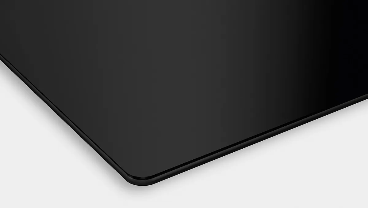 Superficie de encimera de inducción Bosch negra y elegante con esquinas suavemente redondeadas.