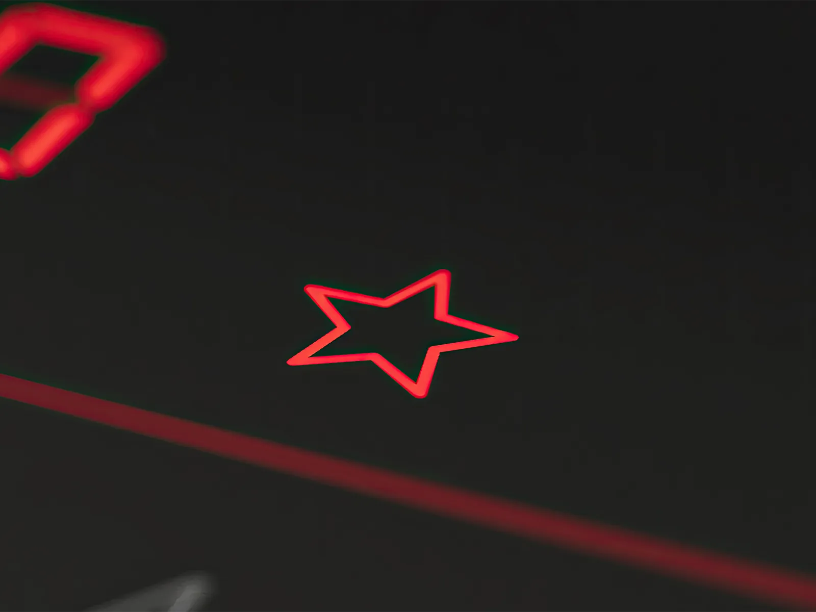 Primer plano de un símbolo de estrella iluminado en rojo en el panel de control de un electrodoméstico Bosch, con otros displays digitales en rojo visibles.