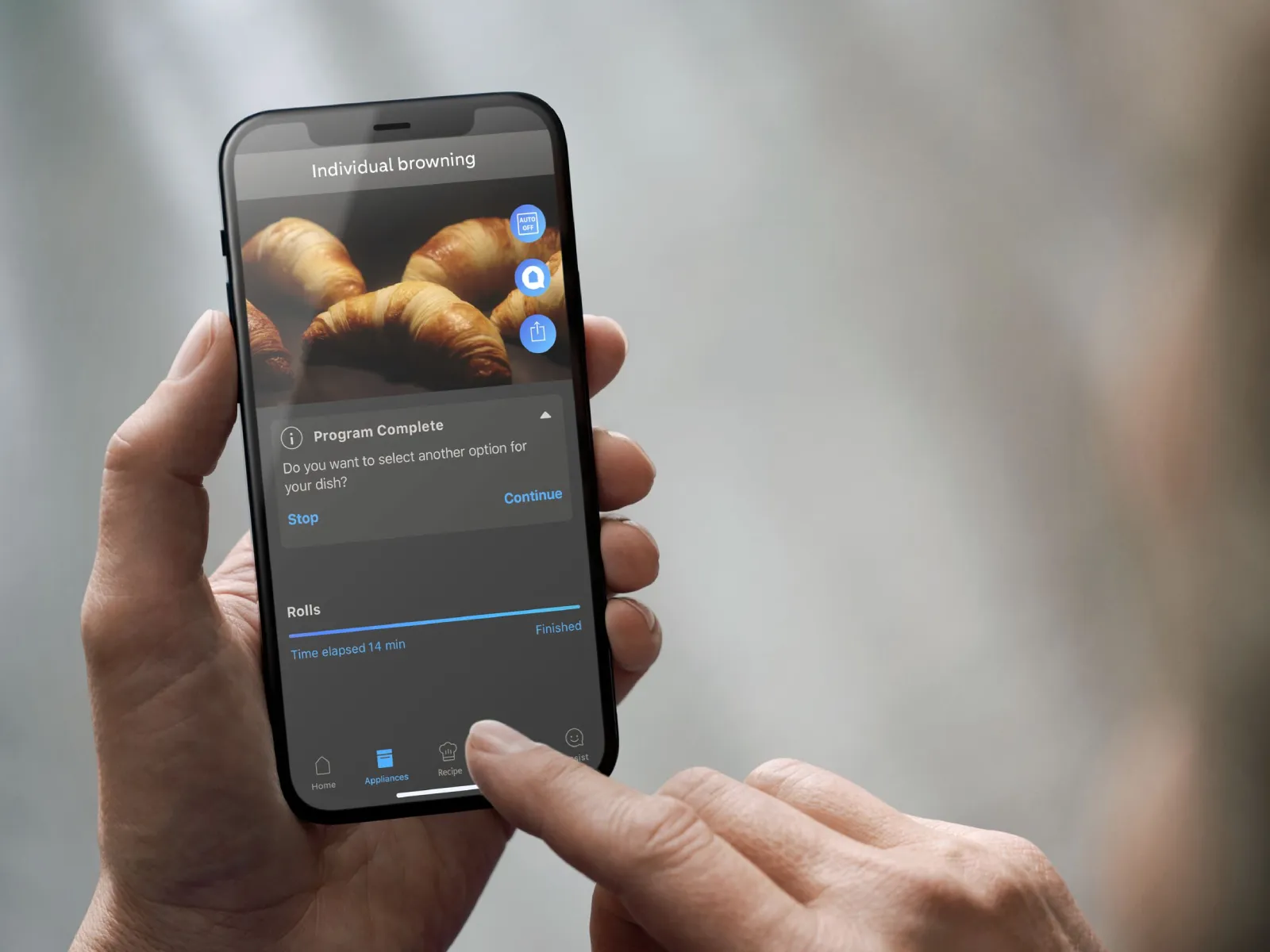 Uno smartphone mostra la foto di alcuni croissant in cottura all‘interno di un forno Siemens iQ700.