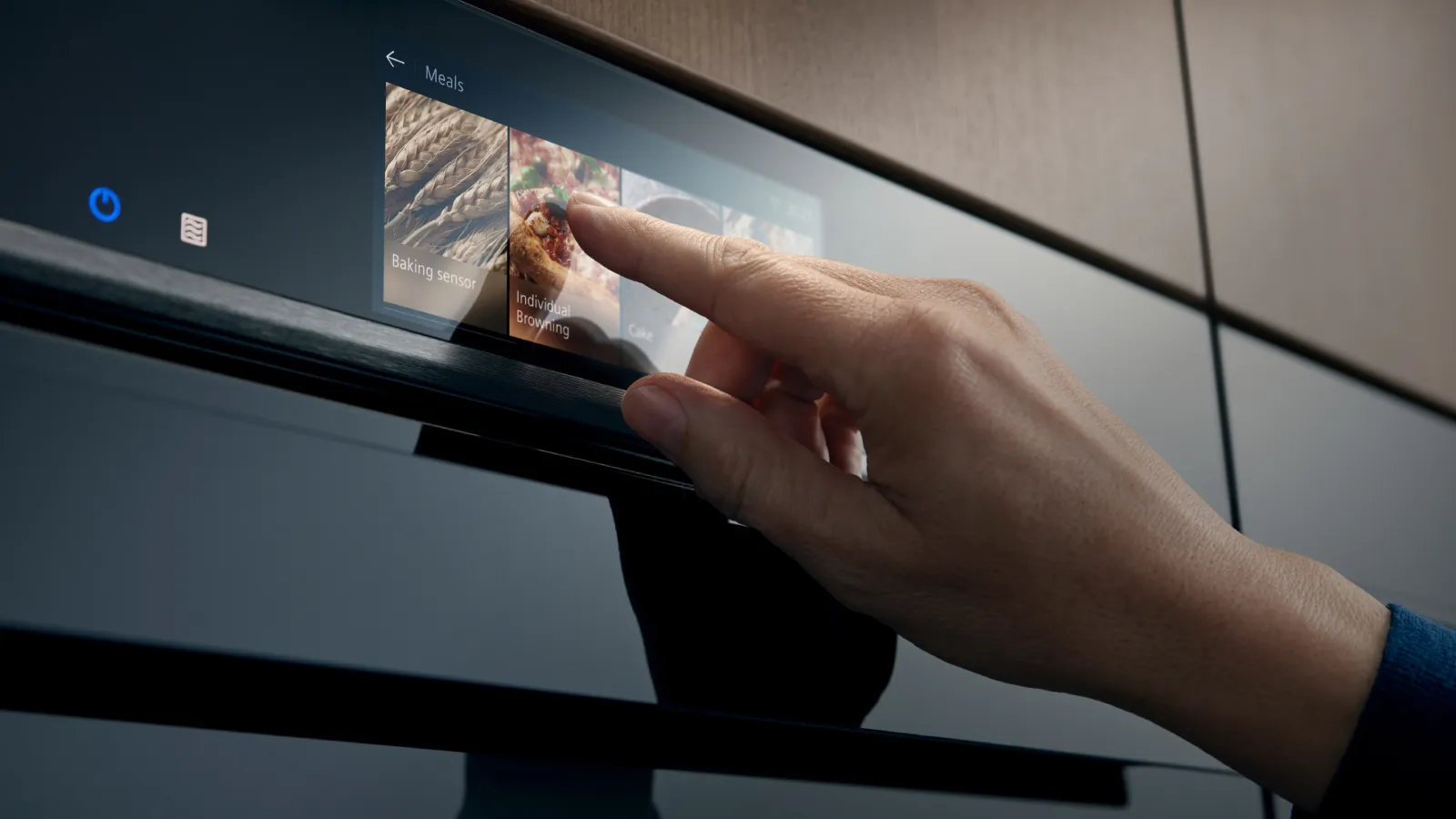 Mano che interagisce con il display digitale di un forno intelligente, selezionando la funzione di doratura personalizzata "Individual Browning" dal menu "Piatti".