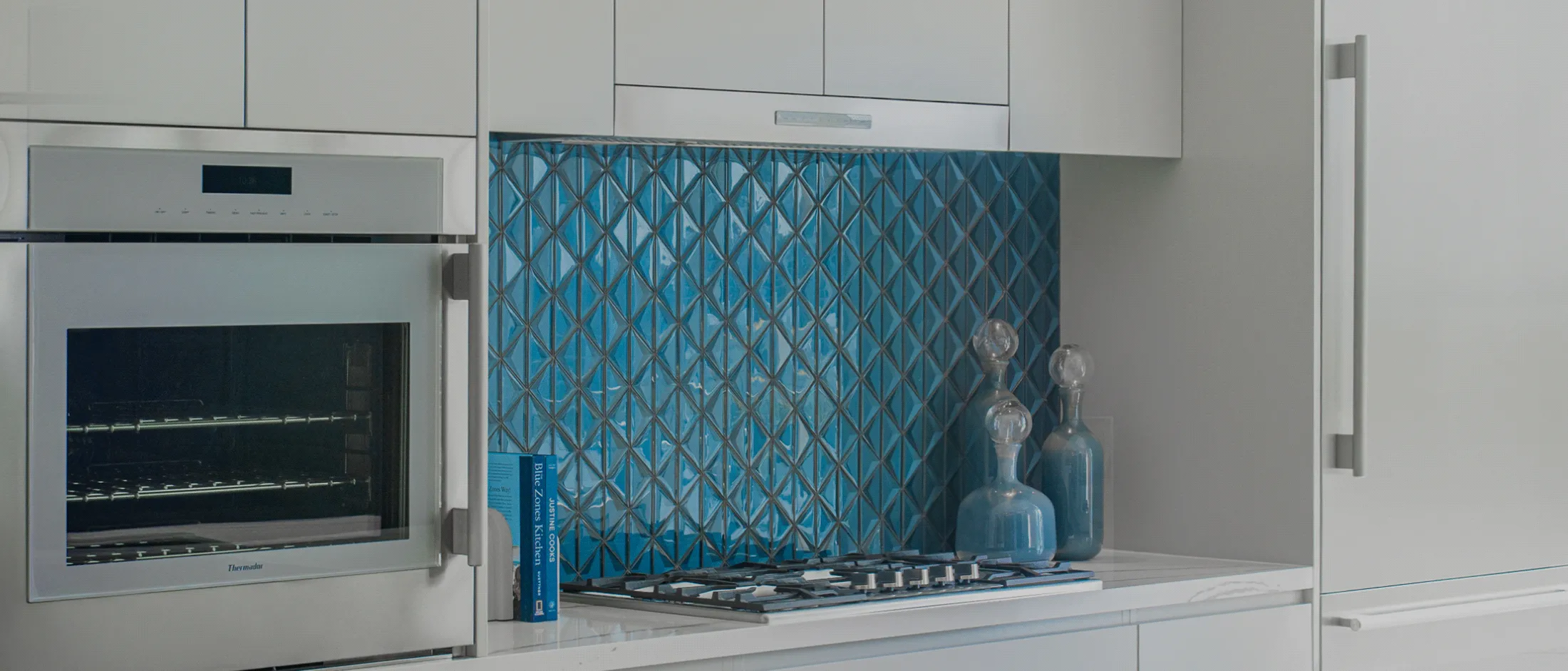 thermador drawer slide out hoods HMDW30WS 30-inch masterpiece pull out hood in blue and modern kitchen