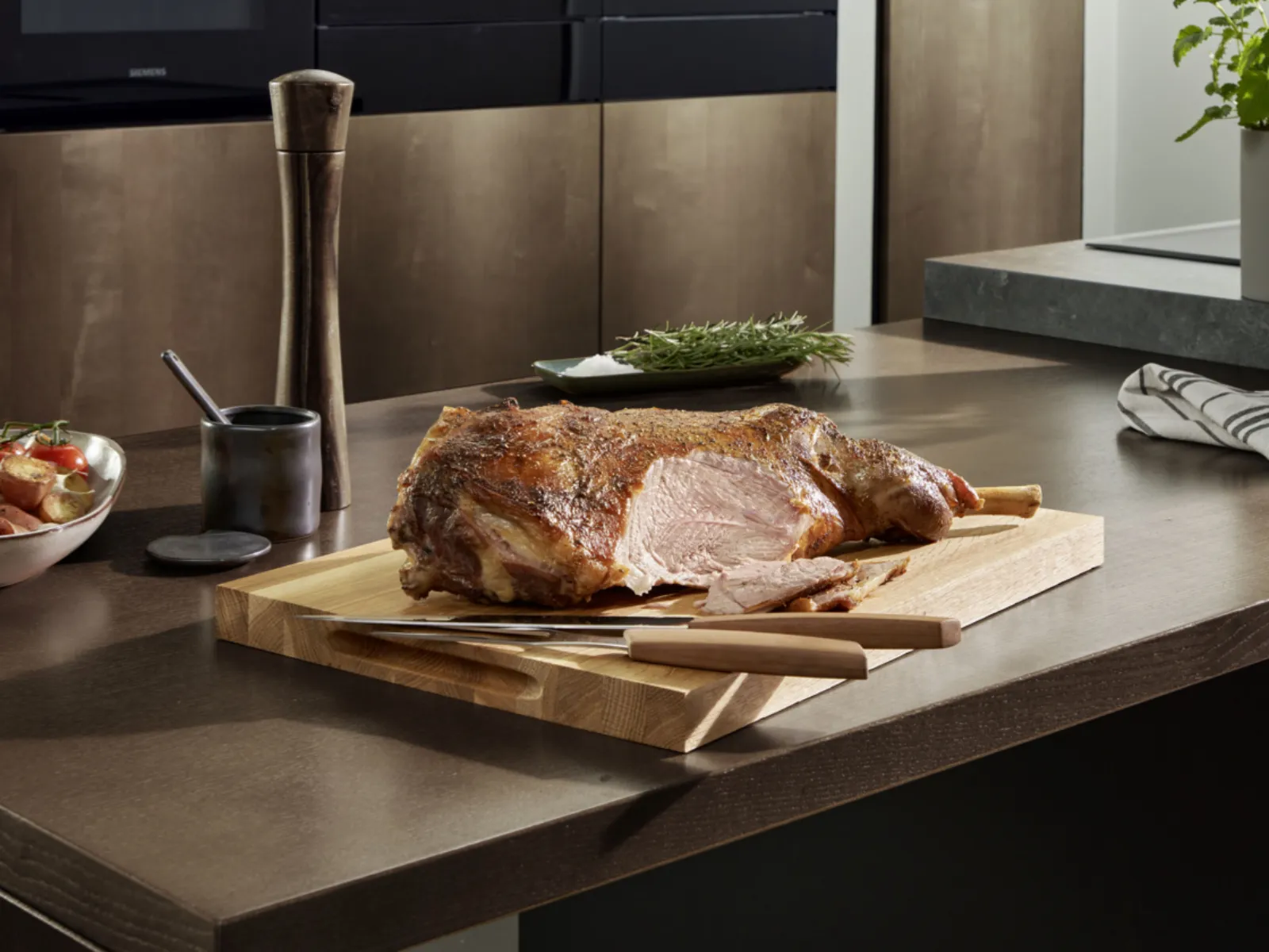 Tacchino arrosto su un tagliere di legno, circondato da utensili da cucina e ingredienti.