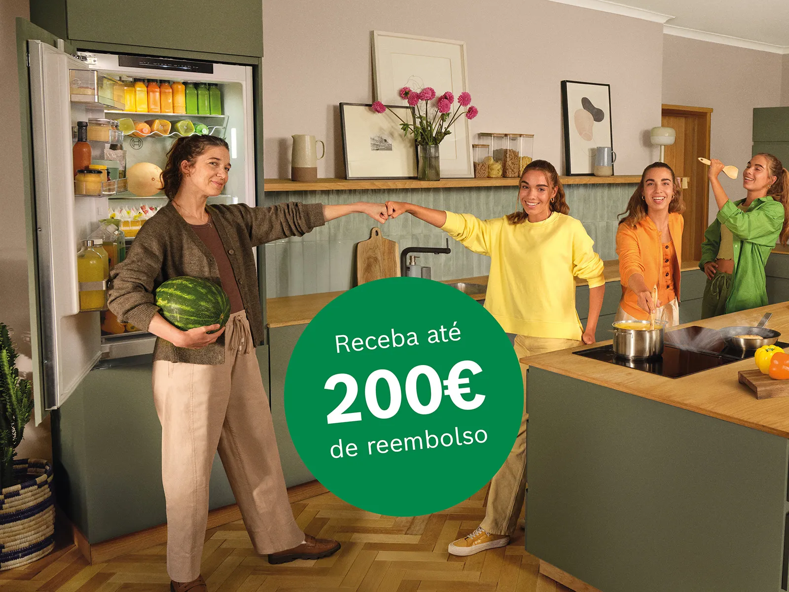 Cocina moderna con frigorífico abierto y cuatro personas; una con sandía; sello "Receba até 200€"