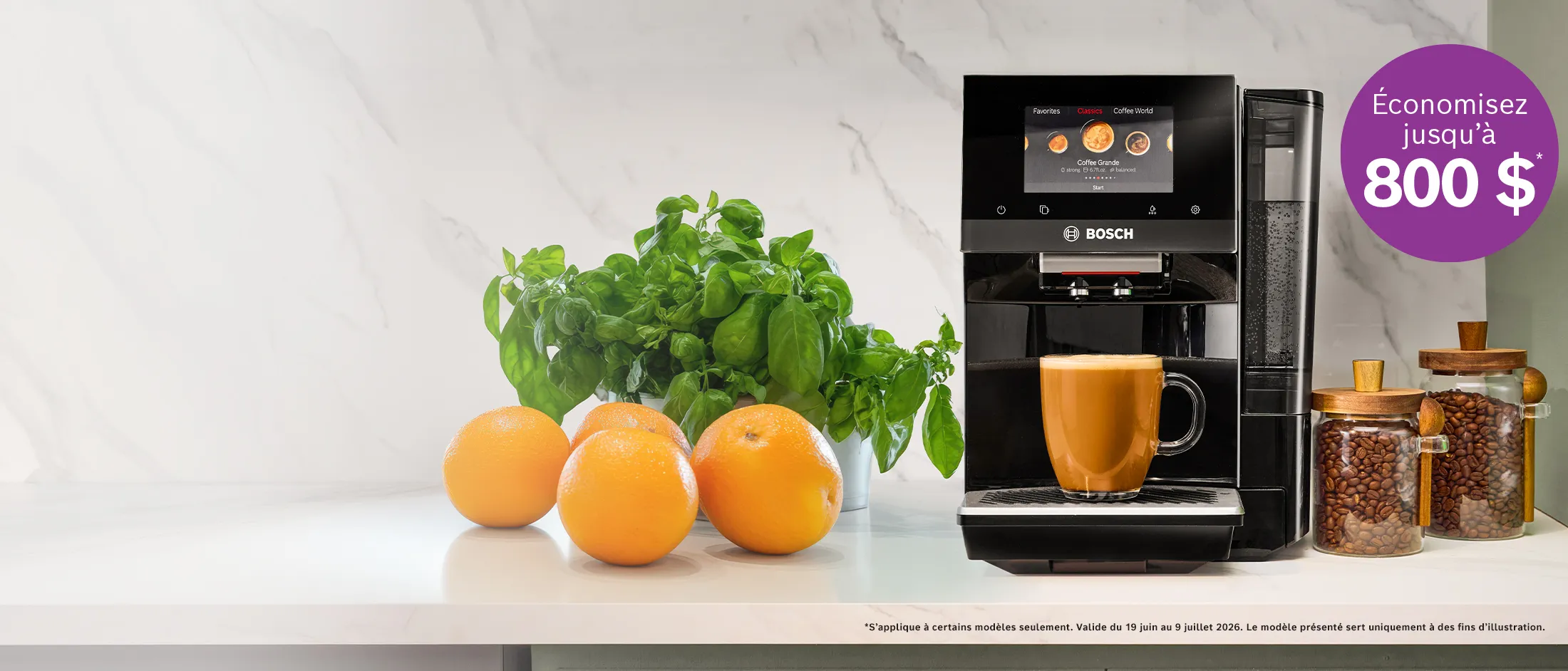 Machine à café Bosch qui prépare un latte avec des oranges, une plante de basilic et des bocaux de grains de café sur le comptoir de la cuisine.