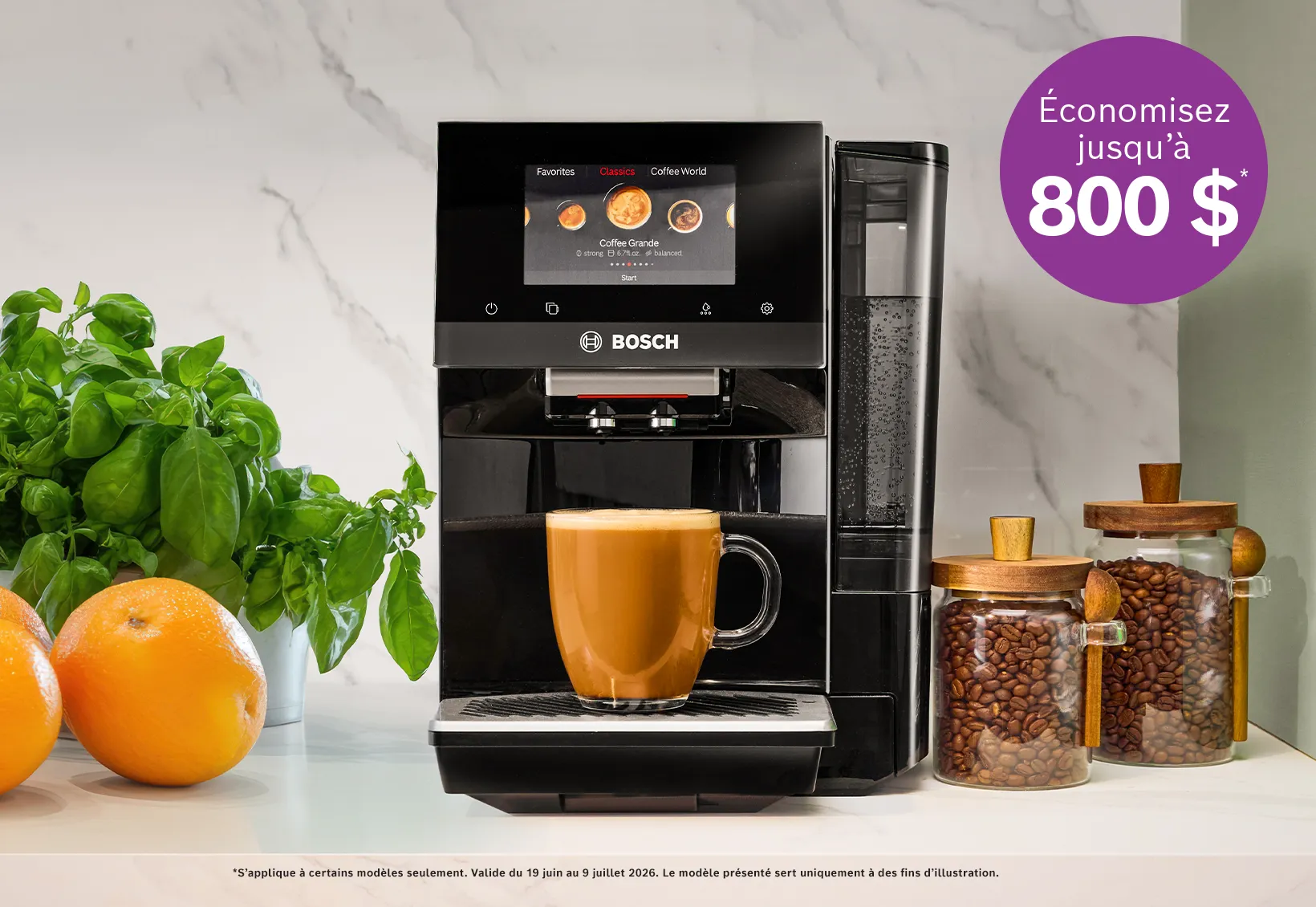 Machine à café Bosch qui prépare un latte avec des oranges, une plante de basilic et des bocaux de grains de café sur le comptoir de la cuisine.
