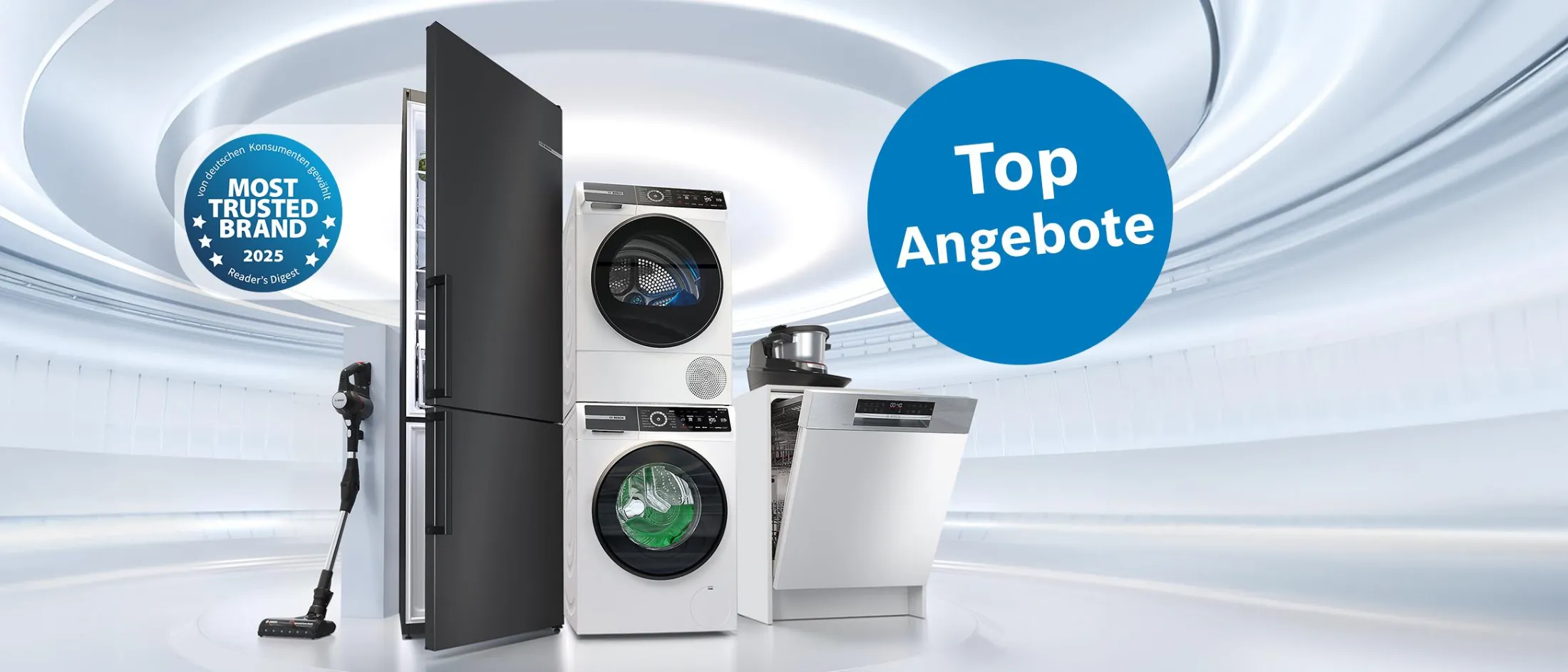 Mehrere Bosch Haushaltsgeräte wie Kühlschrank, Waschmaschine, Trockner, Geschirrspüler, Staubsauger und Cookit stehen vor einem hellen, geschwungenen Hintergrund mit den blauen Kreisen 'MOST TRUSTED BRAND 2025' und 'Top Angebote'.