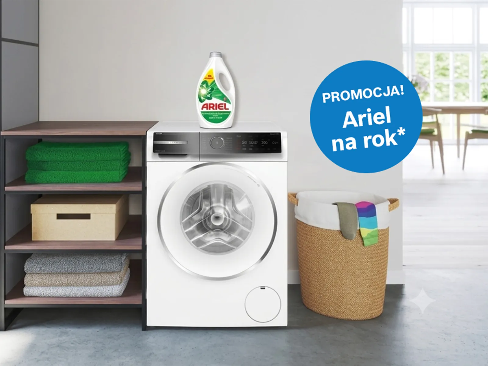 w łazience, pralka z butelka ariel i pikogram promocji