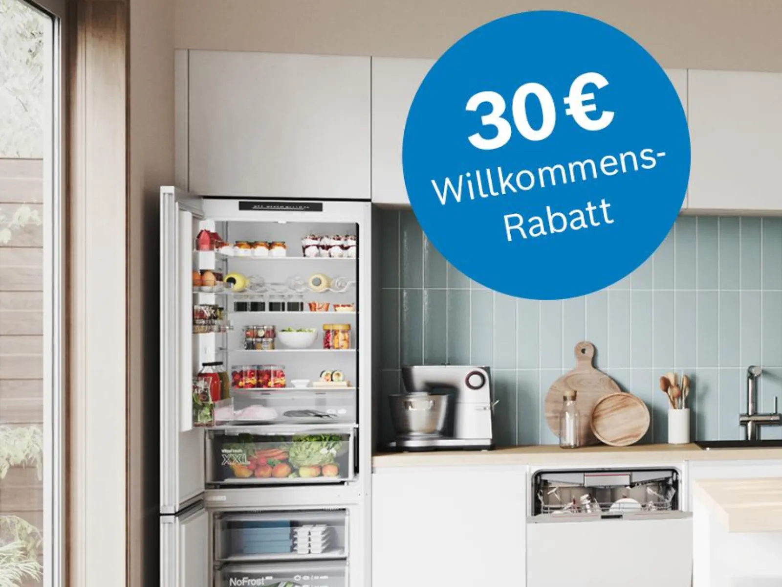 Moderne Küche mit offenem, gut gefülltem Kühlschrank und einem blauen Kreis mit einem 30€ Willkommensrabatt.