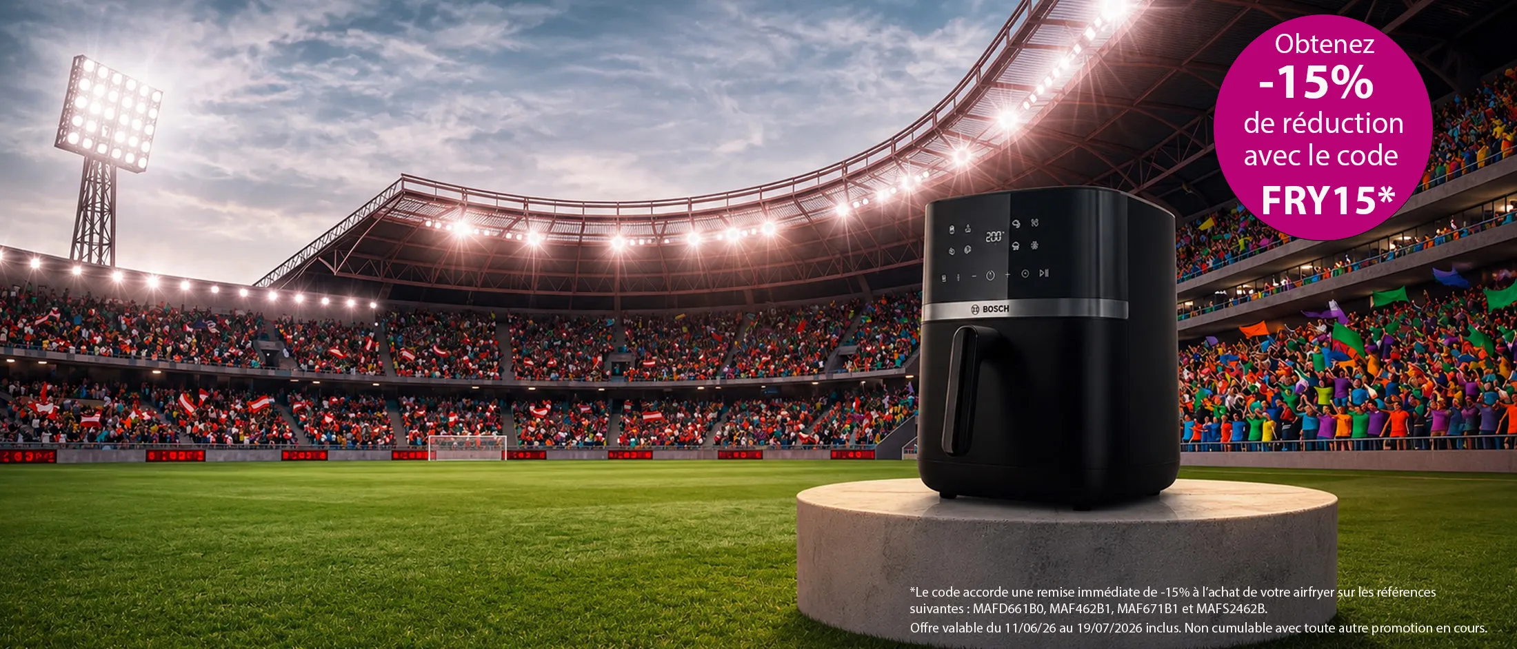 Une friteuse sans huile présentée sur un socle dans un stade très éclairé et rempli de supporters en liesse, avec un code de réduction de 15 % : FRY15.  