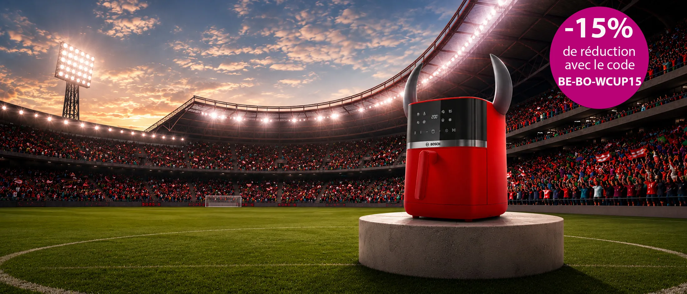 Une friteuse à air chaud rouge, ornée de cornes noires de style viking, mise en valeur par un projecteur sur un piédestal dans un stade au coucher du soleil, avec un badge indiquant un code de réduction de 15 %.
