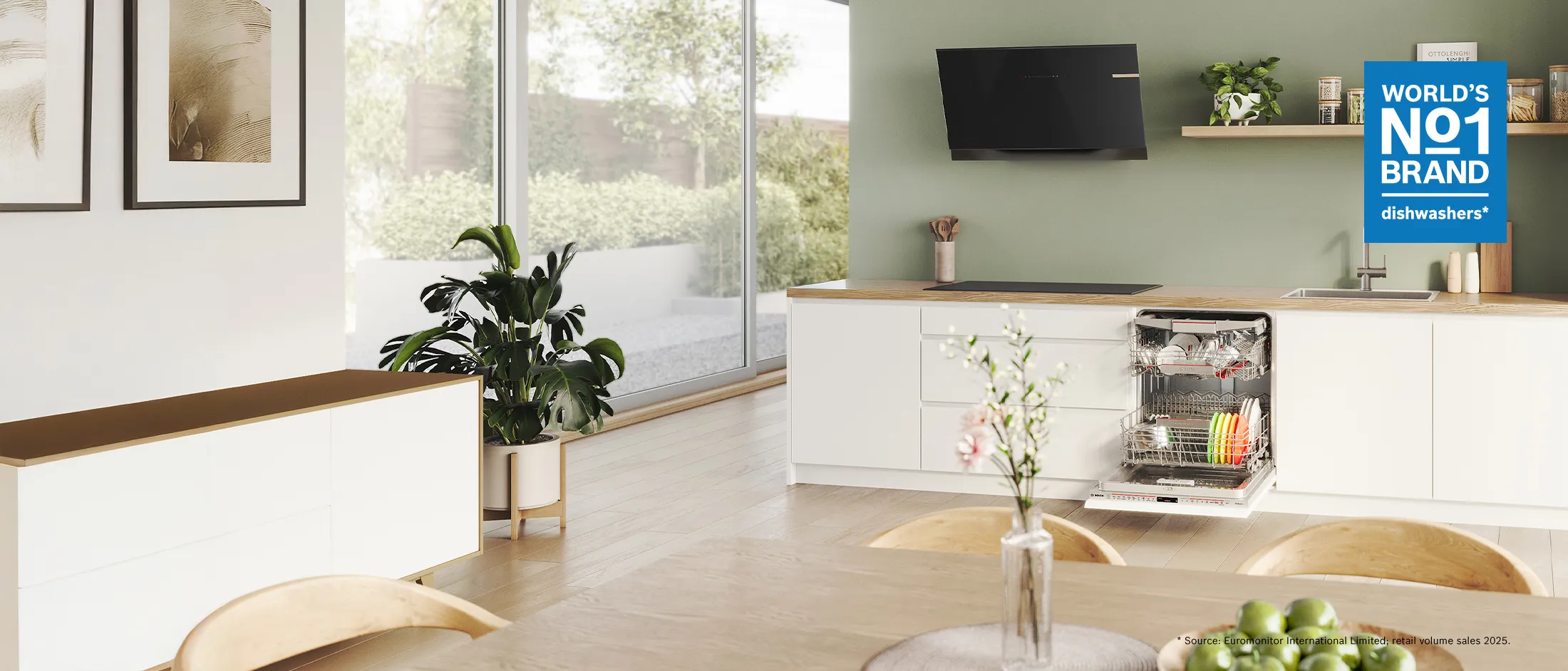 Bosch ugradna mašina za pranje sudova neprimetno je integrisana u dizajn bele kuhinje, pružajući elegantan izgled.