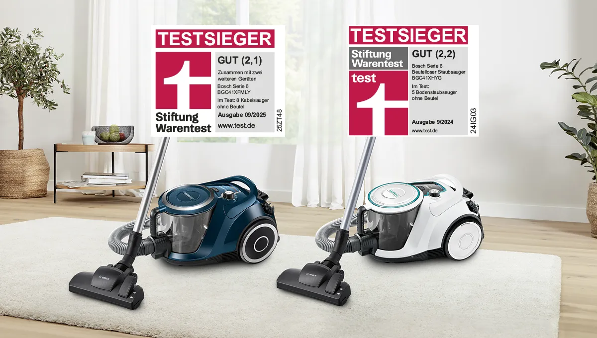 Blauer und weißer Bosch Serie 6 Staubsauger ohne Beutel auf Teppich, beide Stiftung Warentest Testsieger.