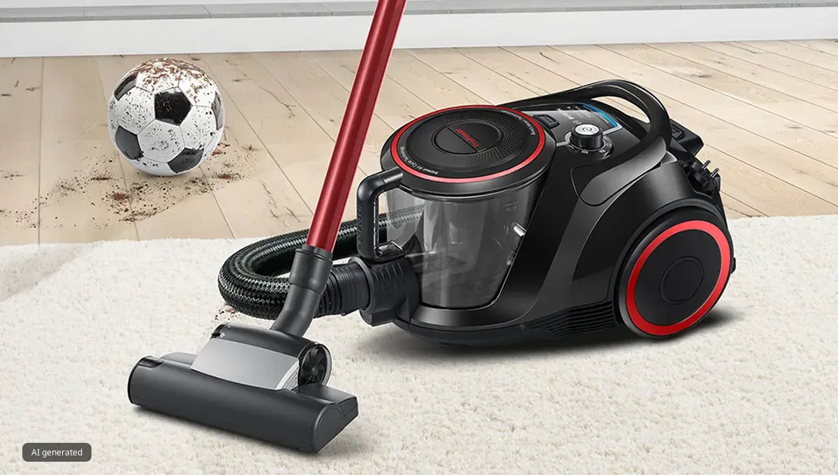 Aspirador Bosch ProPower sin bolsa sobre una alfombra beige, con un balón de fútbol sucio al fondo sobre un suelo de madera