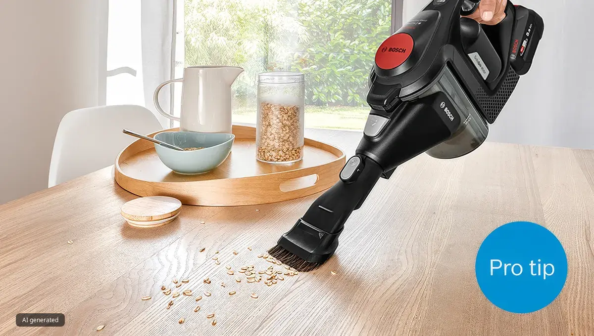 Aspirador de mano sobre una mesa de madera con cuencos y tarros, con un consejo de experto destacado.