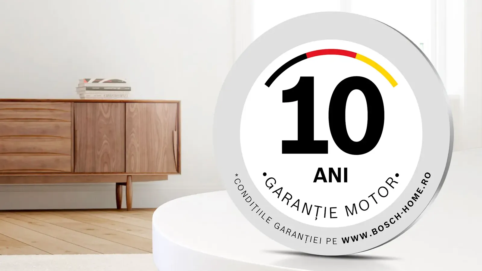Logo cu 10 ani garanție motor așezat pe o masuțe într-un living minimalist,