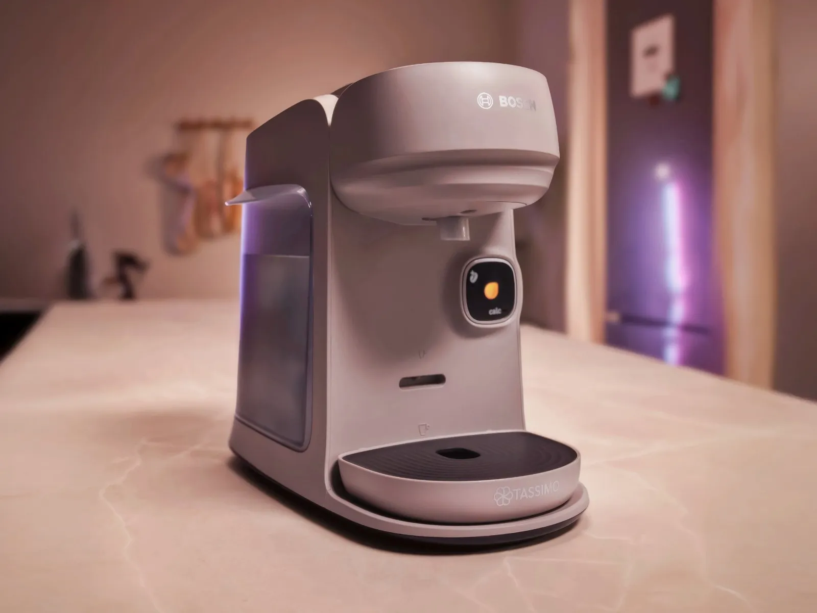 Die Kaffeemaschine TASSIMO FINESSE passt mit einer gefüllten Espressotasse problemlos auf die Küchenarbeitsplatte.