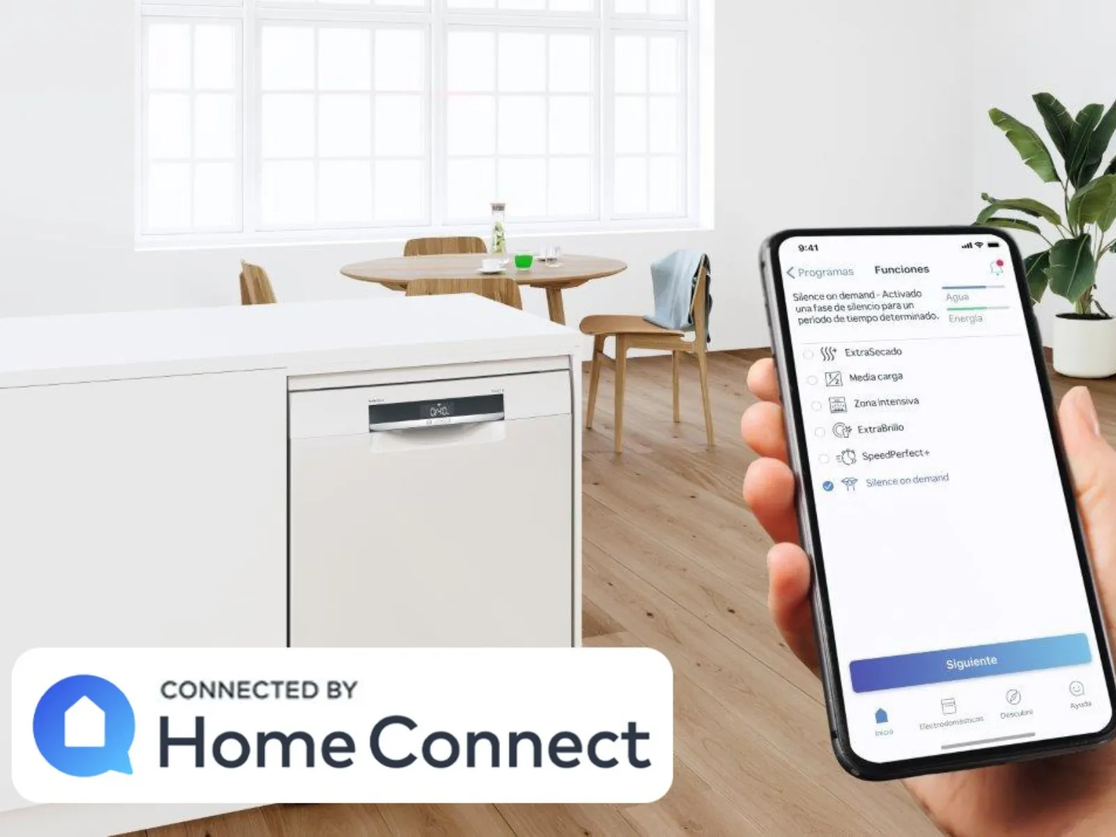 Afișare Smartphone Home Connect app, aparate de bucătărie, și plante interioare într-un interior luminos, modern acasă.