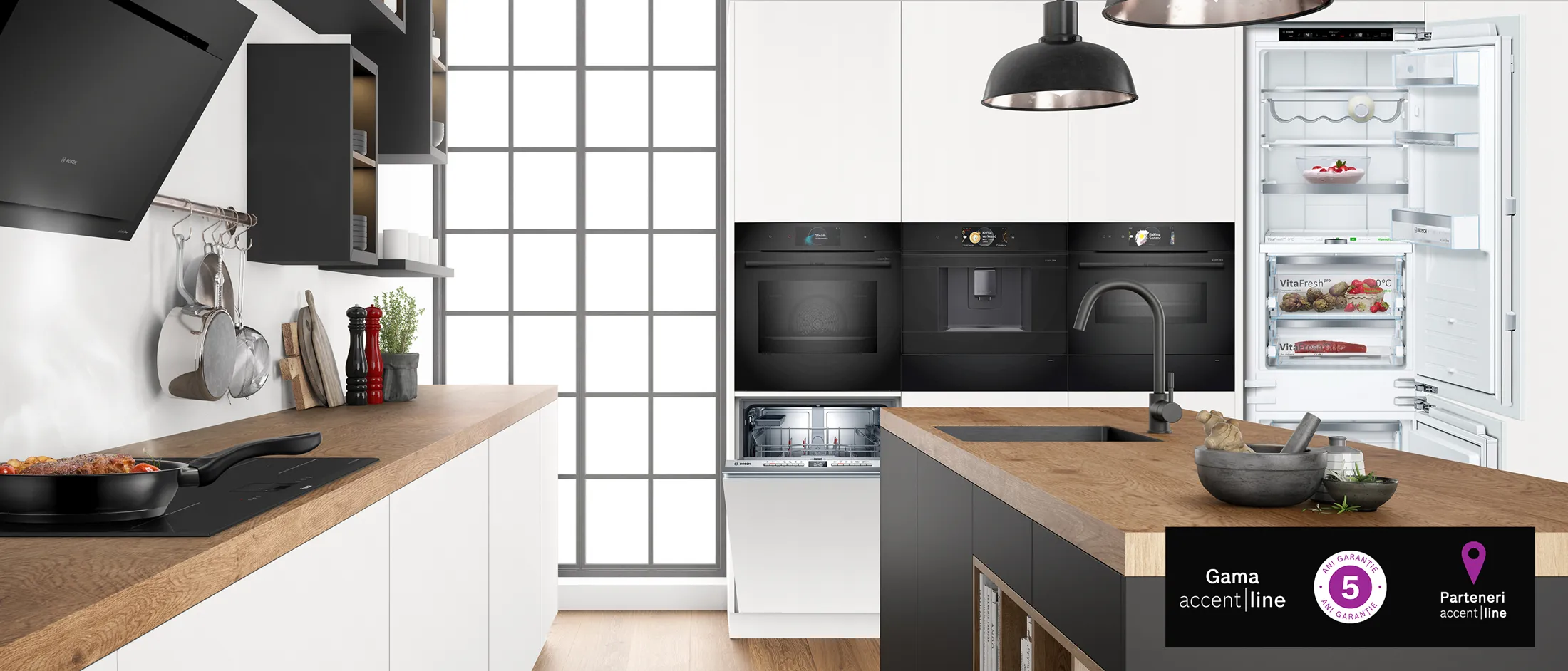 Bucătărie modernă echipată cu electrocasnice de culoare neagră din gama Bosch accent line
