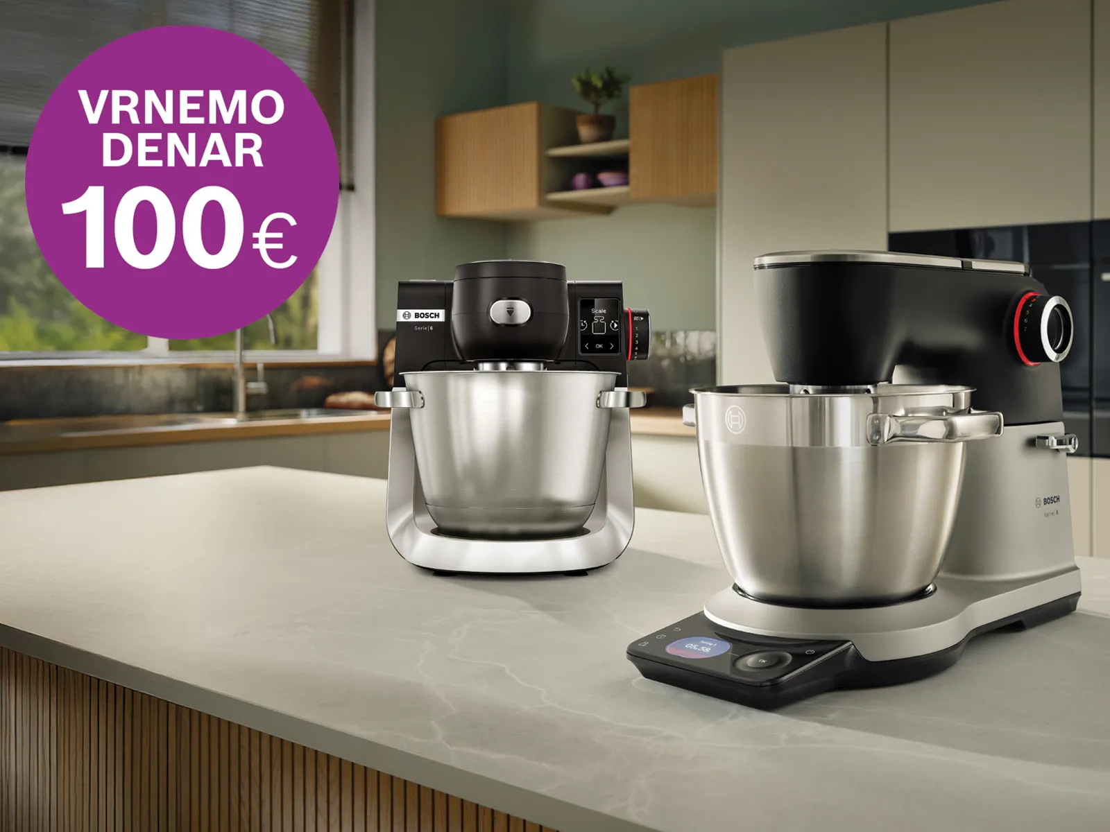 Dva kuhinjska mešalnika na delovni plošči v sodobni kuhinji z vijolično nalepko, na kateri piše »VRNEMO DENAR 100 €«