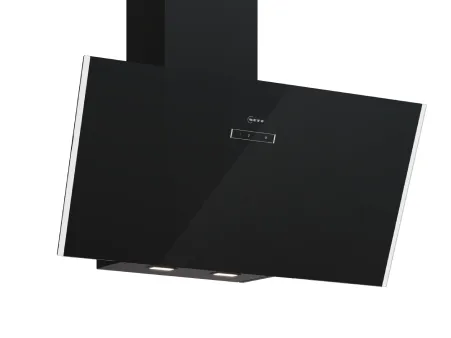 Elegante schwarze, angewinkelte Küchen-Dunstabzugshaube mit Bedienfeld und zwei eingebauten Lichtern darunter.