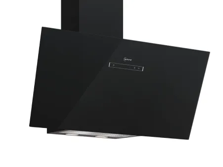 Moderne schwarze, angewinkelte Küchen-Dunstabzugshaube mit Touch-Bedienung und eingebauten Lichtern.