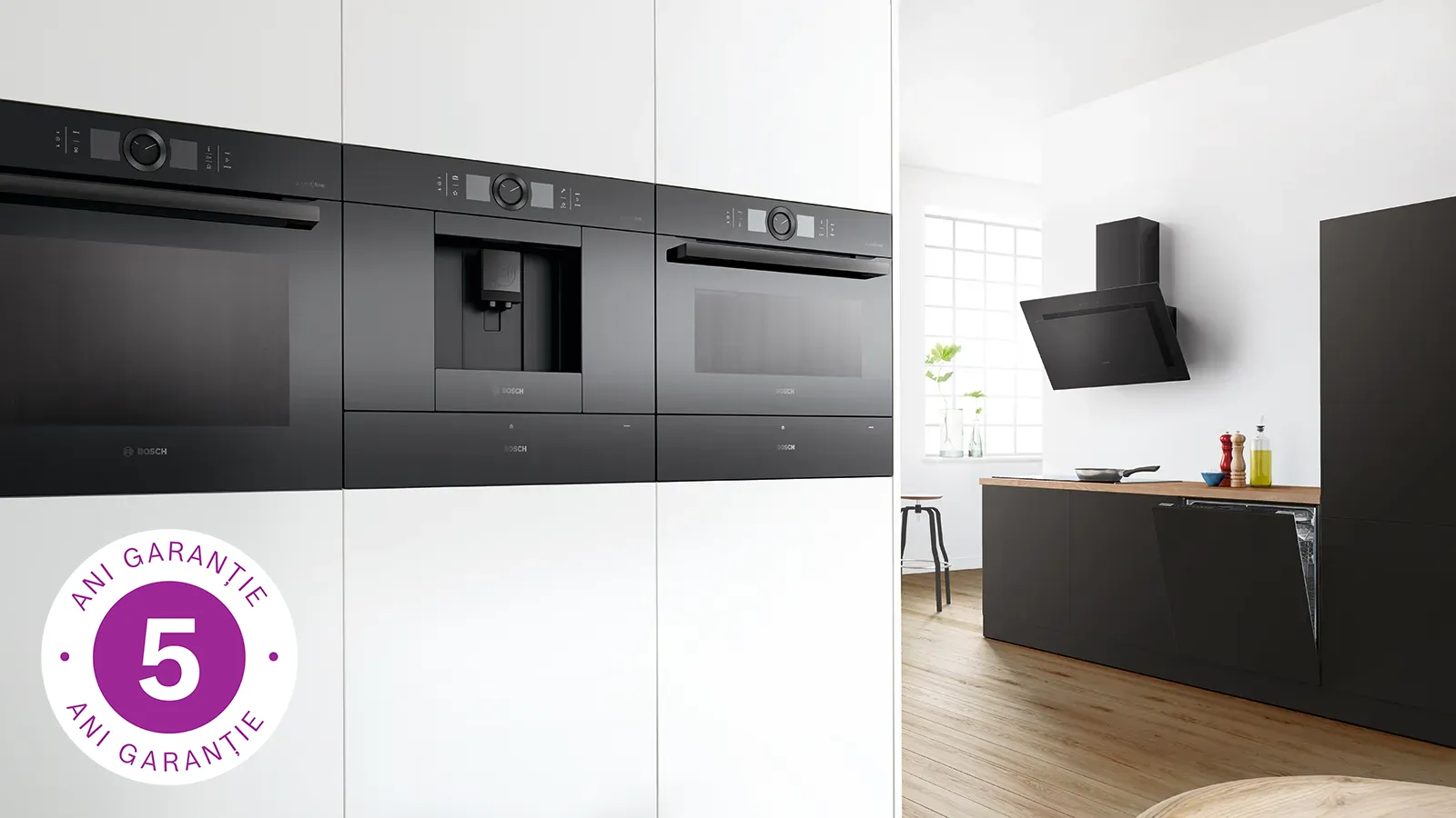 Bucătărie modernă echipată cu electrocasnice de culoare neagră din gama Bosch accent line, logo 5 ani garanție peste imagine