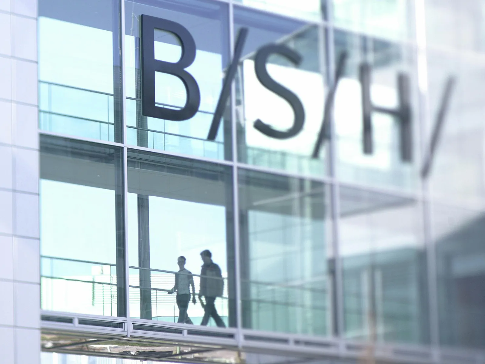 Logo BSH sur fond d'une passerelle d'immeuble