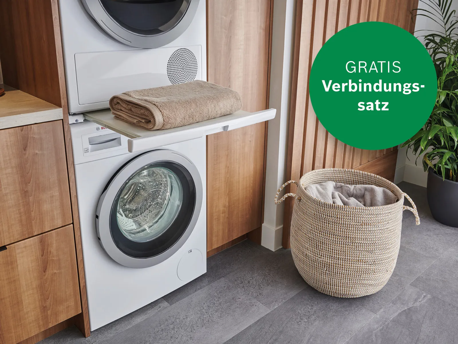 Waschturm mit Waschmaschine und Trockner, Wäschekorb und attraktiven Rabattaktionen.