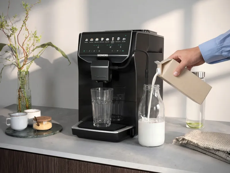 Siemens kahve makinesi, iki latte bardak, süt perdeci, kurabiye ve mutfak karşı dekorasyon.