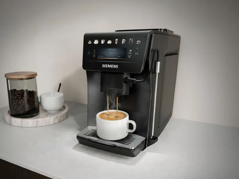 Espresso makinesi bir masada iki bardak kahve ile.