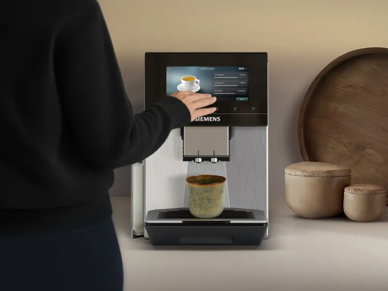 Kahve makinesi ekran, bardak ve metin "Yeni + Cold Brew Slow Brew" ve "32 Dünya Kahvesi".