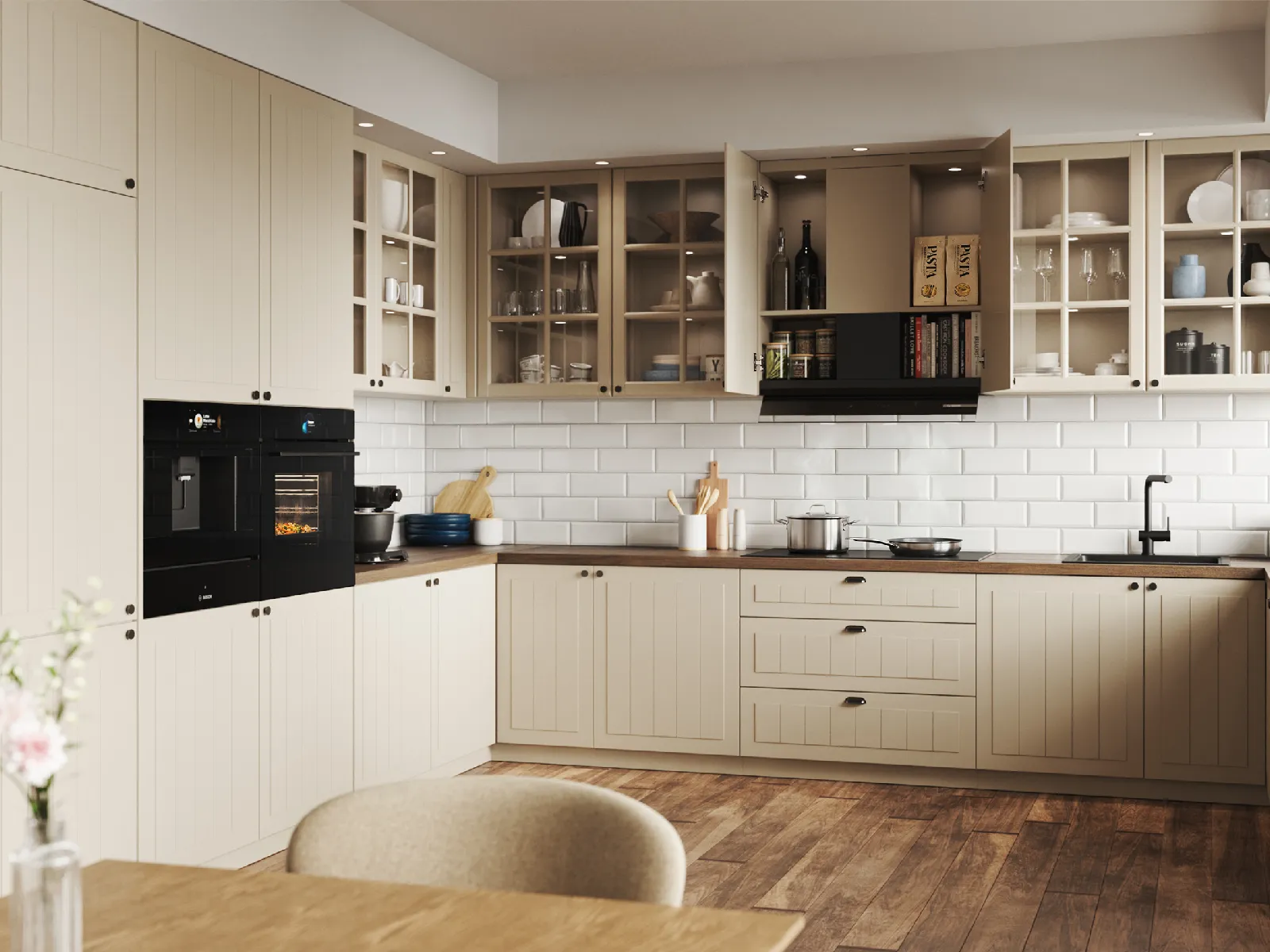 Bilden visar ett beige kök (IKEA-inspirerat) i lantlig stil, med integrerade vitvaror från Bosch.