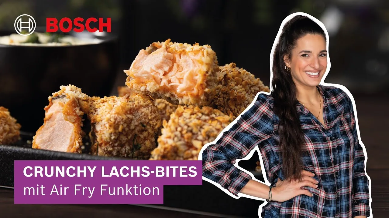 Bosch-Rezept: Knusprige Lachs-Bites aus dem Air Fryer. Daneben eine lächelnde Frau vor dunklem Hintergrund.
