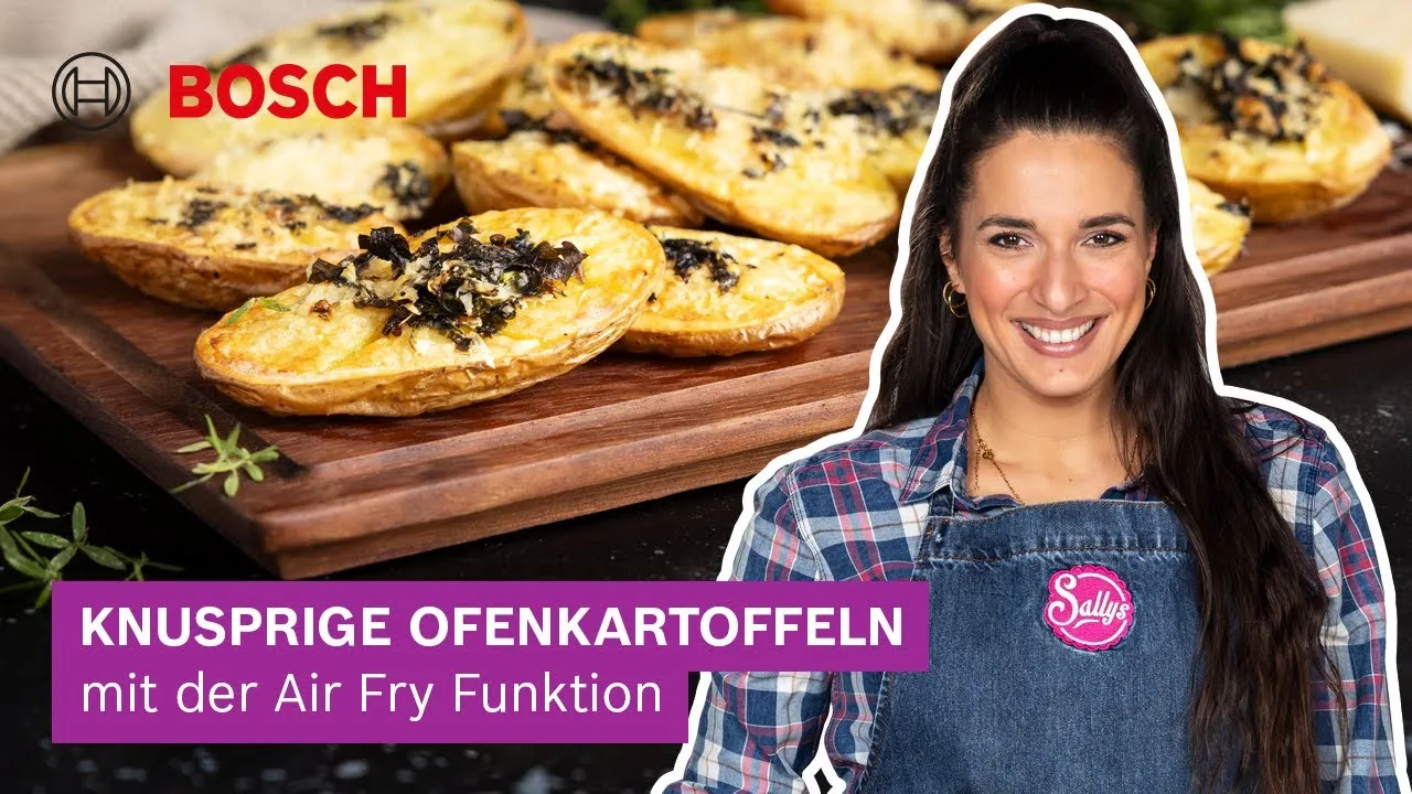 Bosch-Rezept mit Sallys Welt: Knusprige Ofenkartoffeln auf einem Holzbrett. Daneben die lächelnde Food-Bloggerin Sally. Text: „KNUSPRIGE OFENKARTOFFELN mit der Air Fry Funktion“.