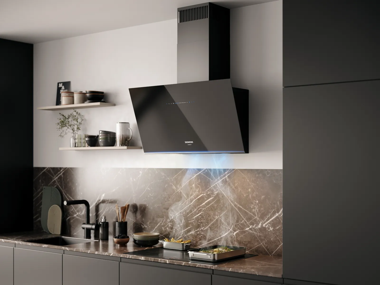 Una cucina moderna con cappa di aspirazione nera Siemens studioLine, mobili scuri, piano di lavoro in marmo e pietanze in cottura sul piano cottura.