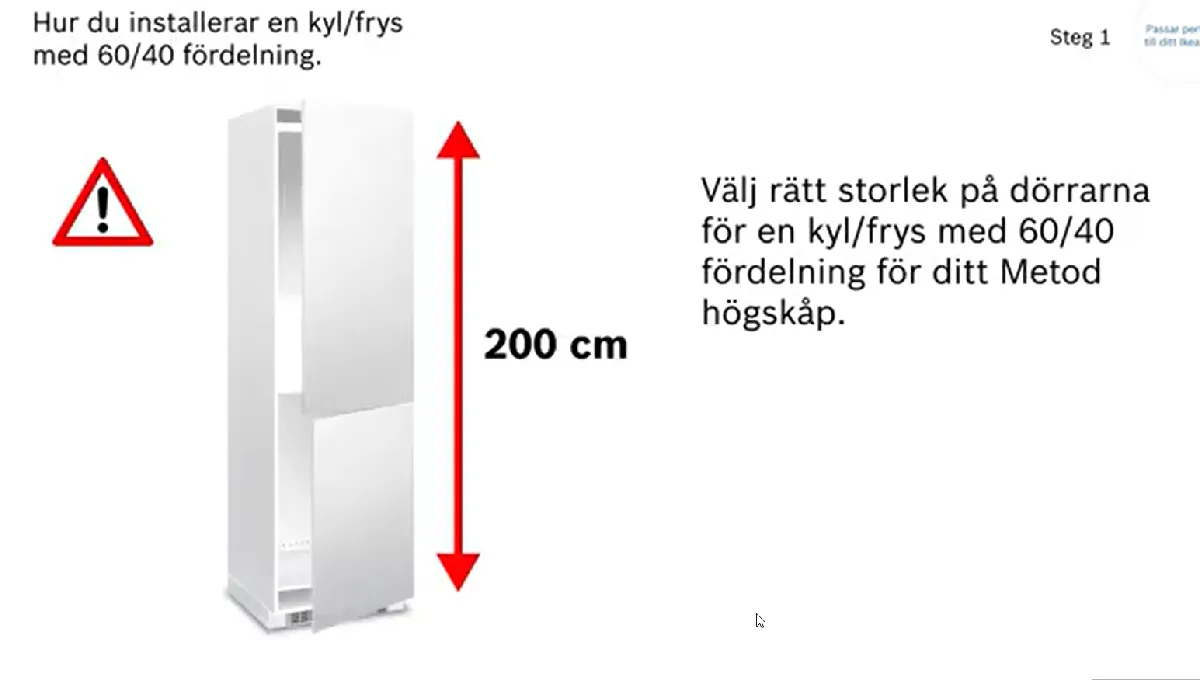 Vit modernt kök med öppet kylskåp, färskvaror och minimalistisk inredning.