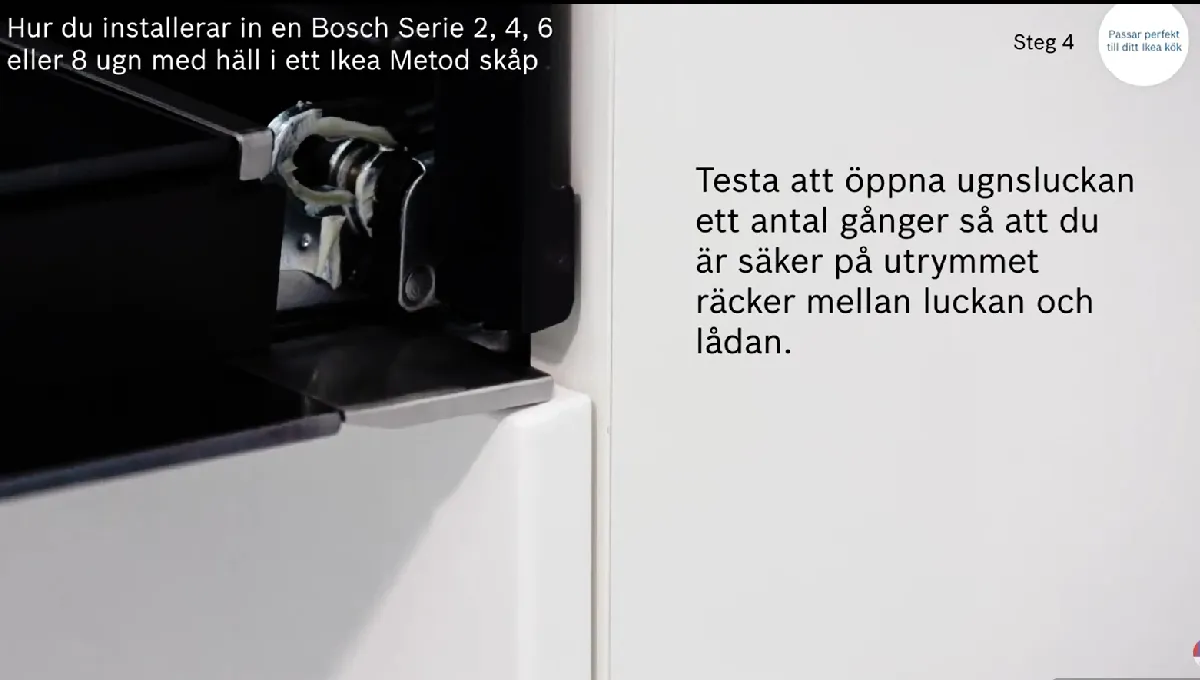 Modern köksugn med trähyllor och köksredskap.